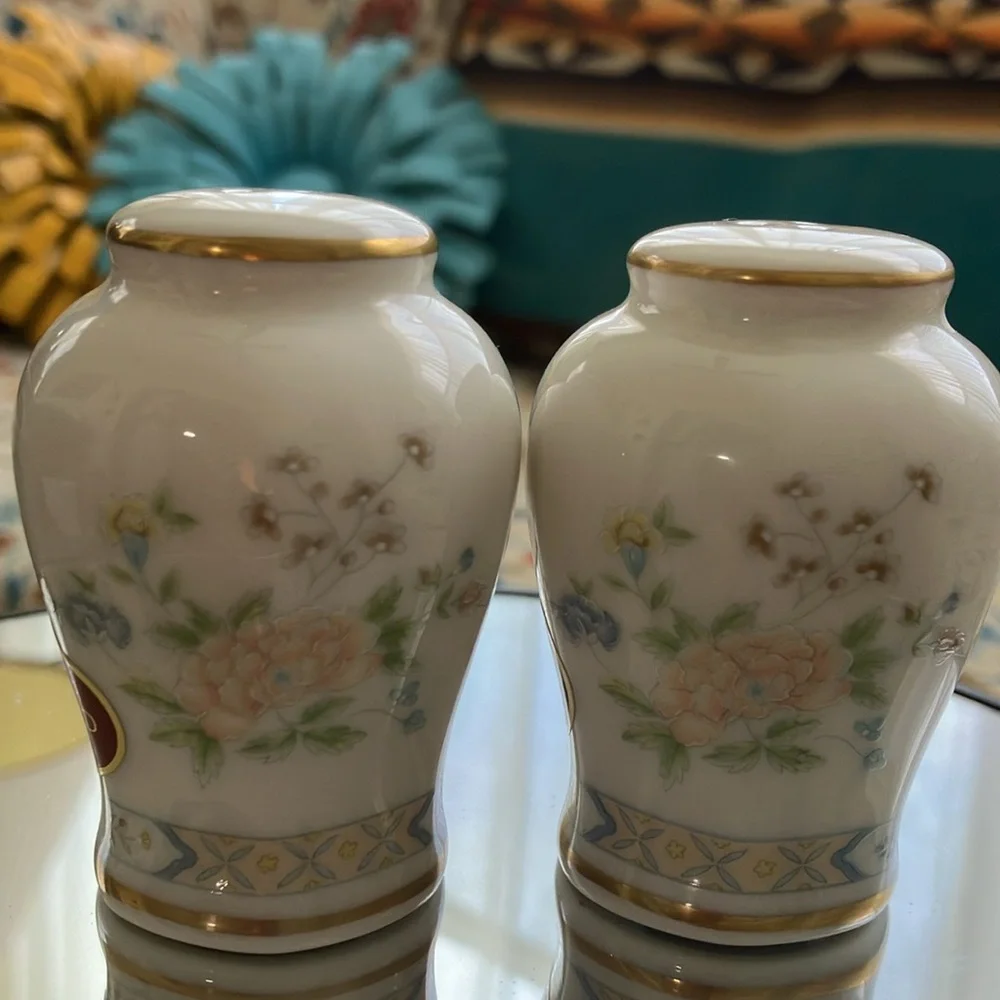 GORHAM SALT & PEPPER 24KT GOLD HAND BANDED & PAINTED JAPAN PORCELAIN TINY HOLES